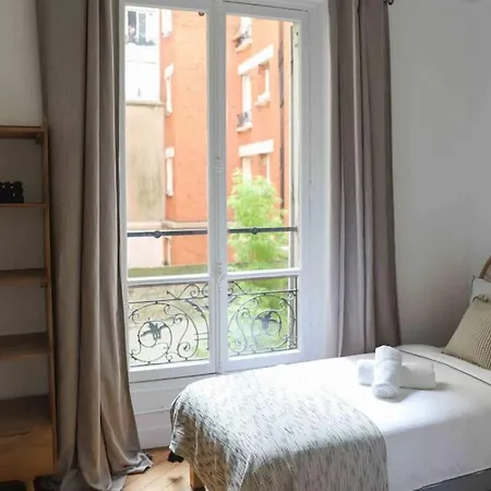 Charming 3 Bedroom Haussmannien In 17th París