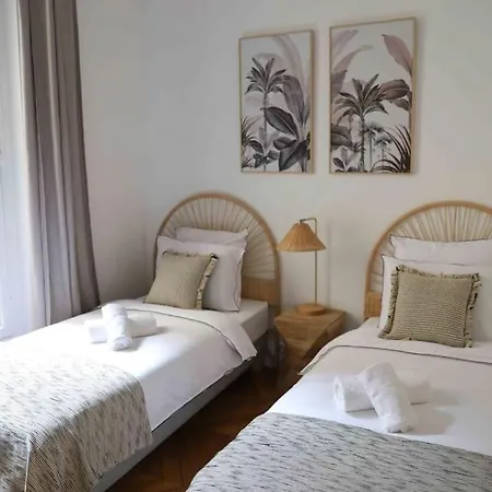 Charming 3 Bedroom Haussmannien In 17th * Párizs