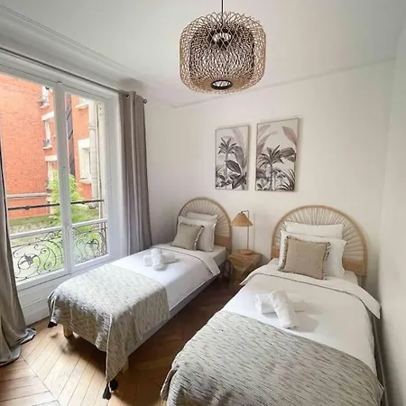 Charming 3 Bedroom Haussmannien In 17th Apartman *