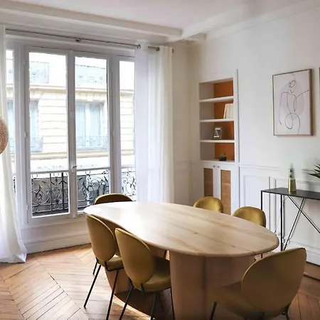 Charming 3 Bedroom Haussmannien In 17th Párizs