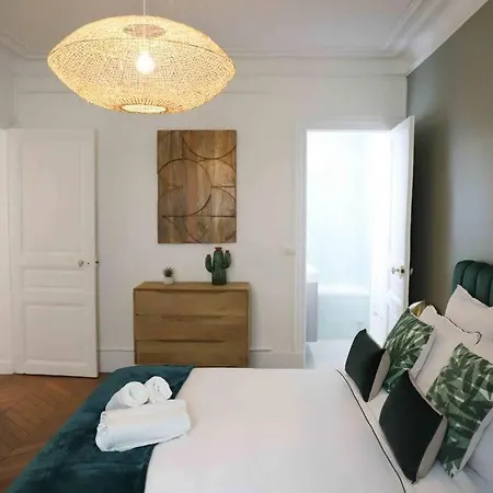 Charming 3 Bedroom Haussmannien In 17th *