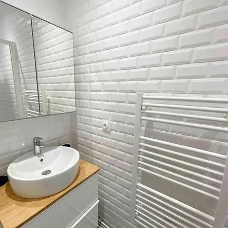 Charming 3 Bedroom Haussmannien In 17th Appartement Parijs