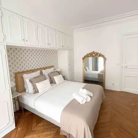 Charming 3 Bedroom Haussmannien In 17th * Parijs