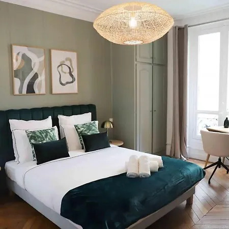 Charming 3 Bedroom Haussmannien In 17th *