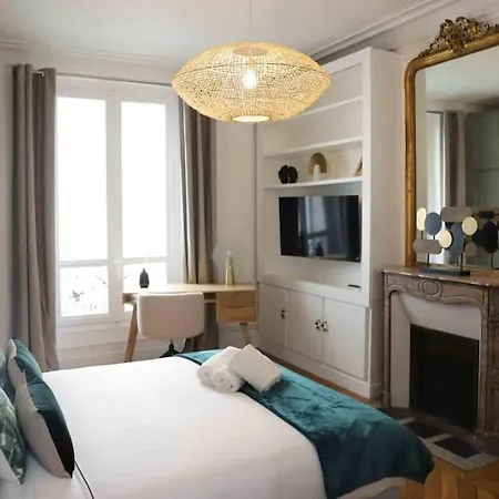 Charming 3 Bedroom Haussmannien In 17th Parijs