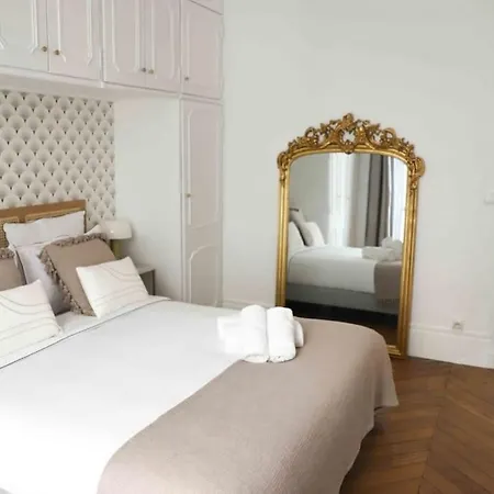 Charming 3 Bedroom Haussmannien In 17th * Parijs