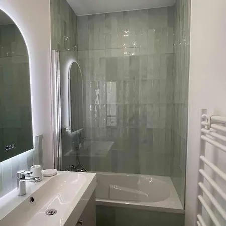 Charming 3 Bedroom Haussmannien In 17th