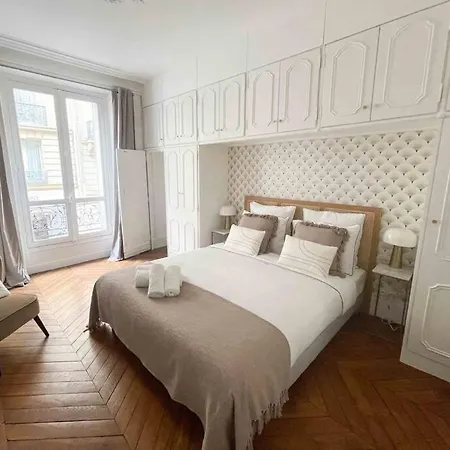 Charming 3 Bedroom Haussmannien In 17th Appartement Parijs